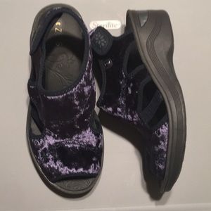BZEES 8W Drama Velvet Wedge Sandals
